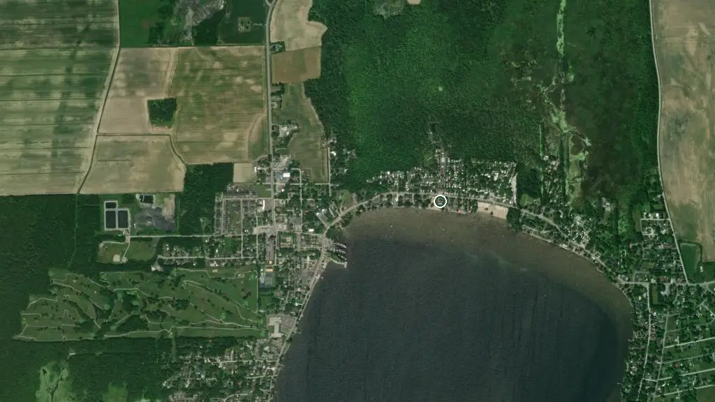 Aerial view of Camping Plage Champlain and surroundings