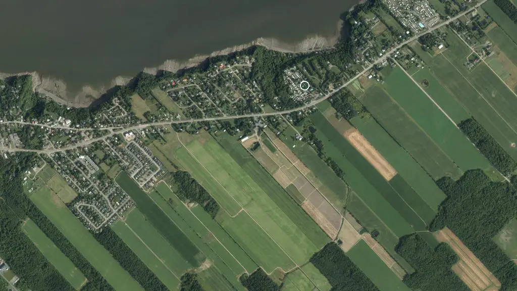 Aerial view of Domaine au fil du fleuve (camping saisonnier) and surroundings
