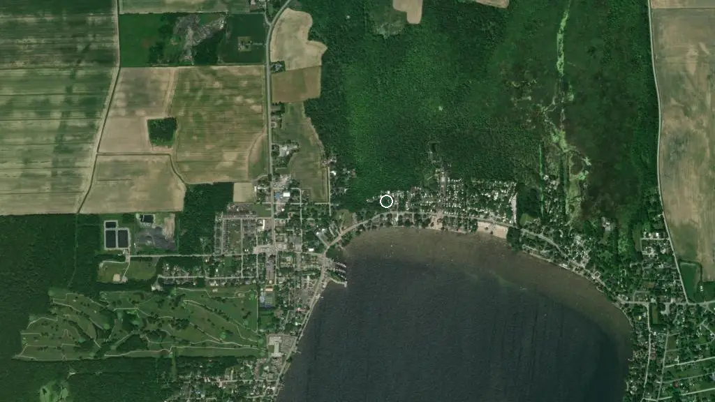 Aerial view of Camping Domaine du Lac Venise-en-Québec and surroundings