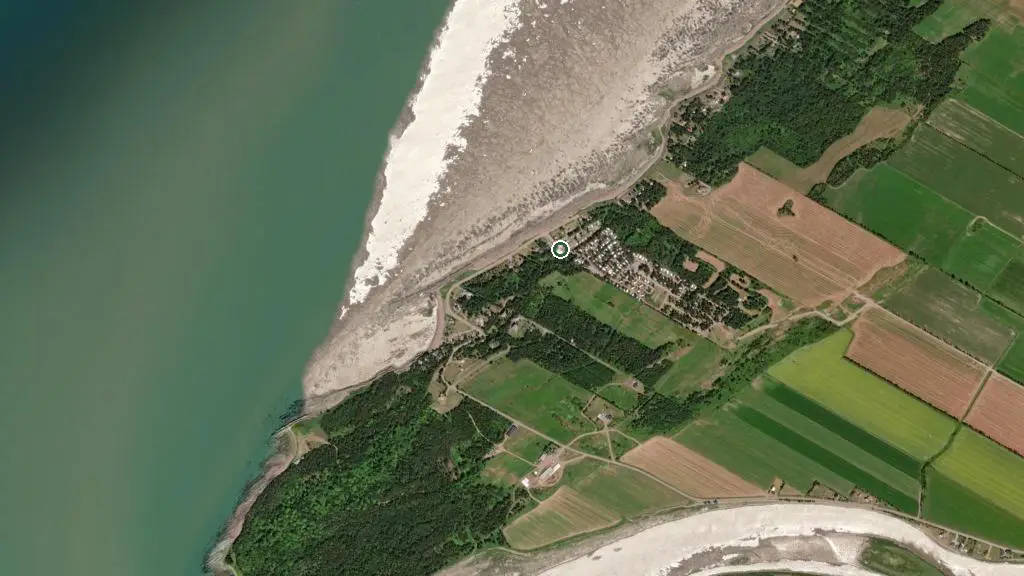 Aerial view of Camping Rivière-Ouelle and surroundings