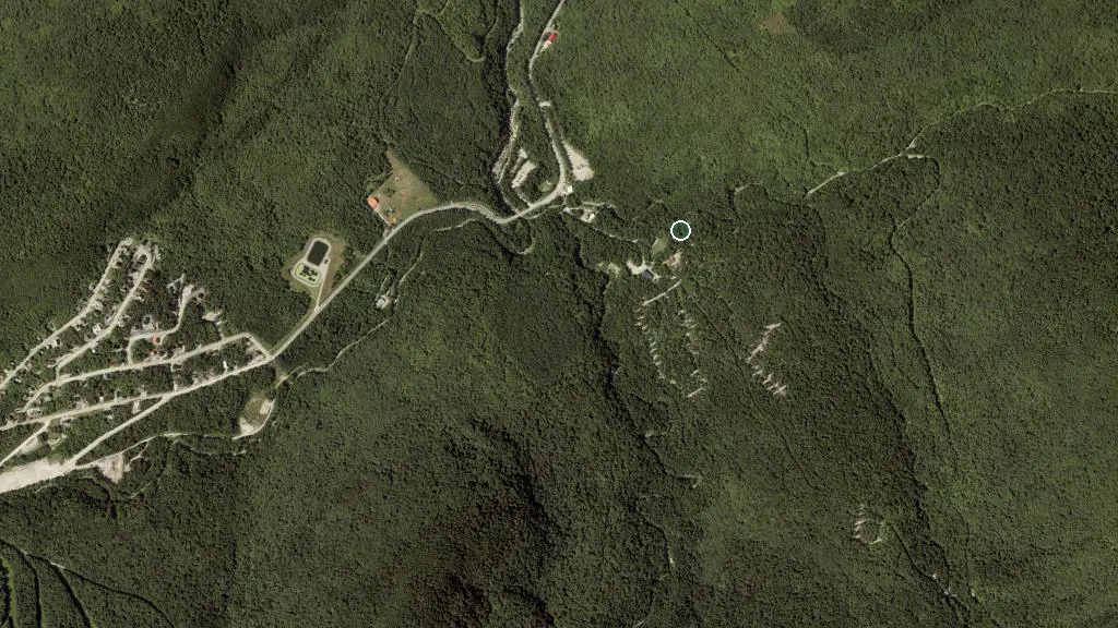 Aerial view of Refuge des Méandres and surroundings